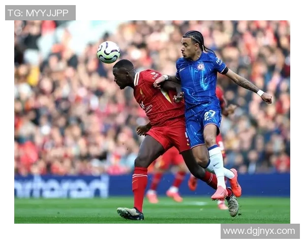 足球明星与裁判激烈对抗视频曝光引发热议球迷反应不一 足球明星与裁判激烈对抗视频曝光引发热议球迷反应不一