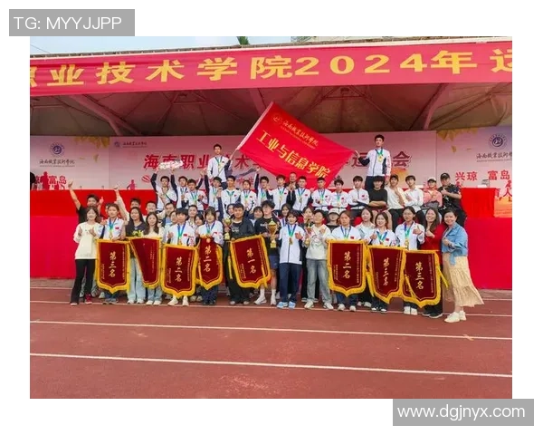 足球明星激情时刻握拳举手视频展现他们的奋斗精神与团队合作魅力